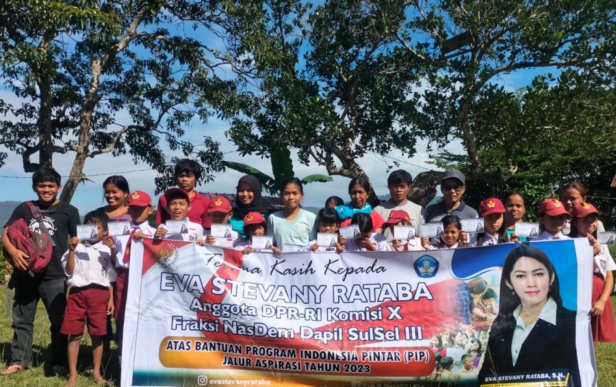 Eva Rataba Salurkan Beasiswa PIP di Rantebua Toraja Utara